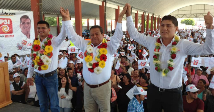 En Palmarito Alejandro Martínez firma compromisos de campaña