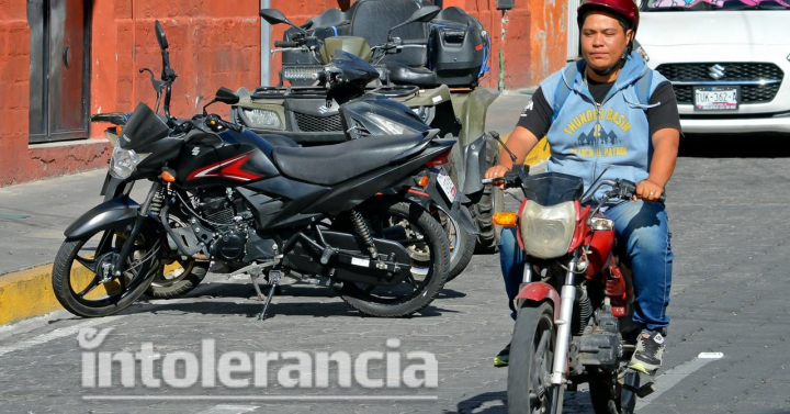 Motociclistas deberán portar placas en chalecos y cascos propone