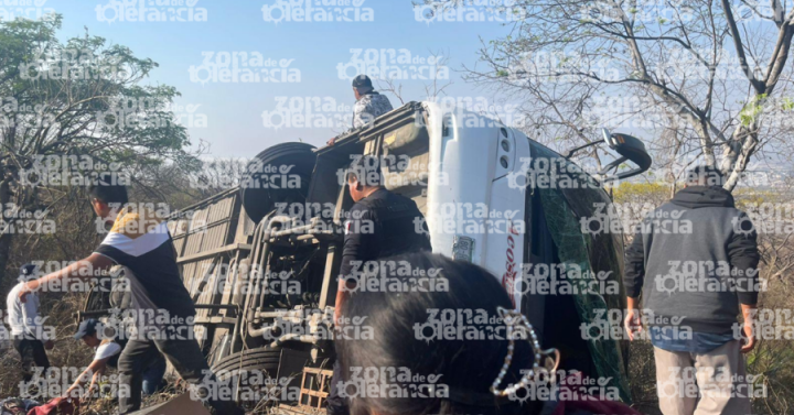 Tres peregrinos muertos deja volcadura de autobús en la carretera El