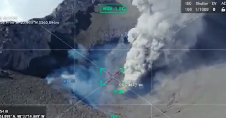 Video realizan sobrevuelo con dron en cráter del volcán Popocatépetl