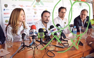 “El de la extrema derecha es el señor Álvaro Navarro quien estuvo ayer en las oficinas de Vía San Ángel con Mario Mendívil, para cerrar el trato de la venta de Lobos BUAP”.