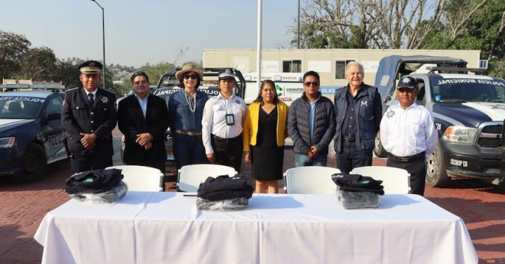 Raúl Salinas de Gortari donates uniforms to the Chiautzingo Municipal Law enforcement