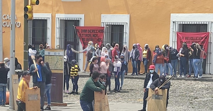 Estudiantes De La Escuela Normal De Teteles Protestan En Casa Aguayo